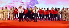 九五至尊VI集团总裁杨桂荣携整个员工给各人拜年啦