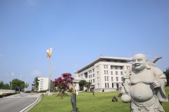 走进汗青，感触名人魅力|品尝名人雕塑的怪异韵味